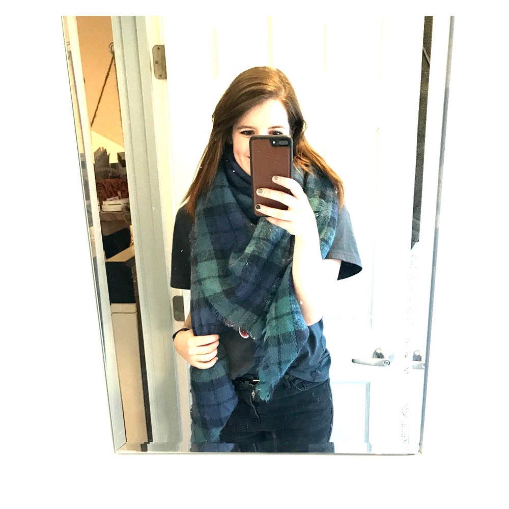 American Eagle Jumbo Scarf - Picture 2 of 3
